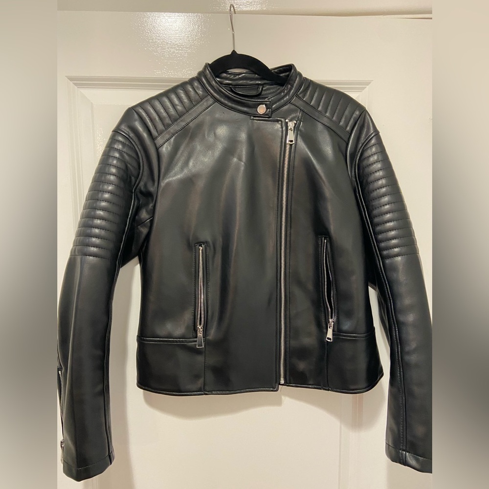 Like new Zara Moto jacket. Worn less than 5 times! Perfect with any outfit!